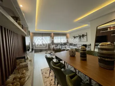 شقة جميلة للبيع في راسين . خمس غرف مريحة. مفروشة.