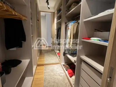 شقة جميلة للبيع في راسين . خمس غرف مريحة. مفروشة.