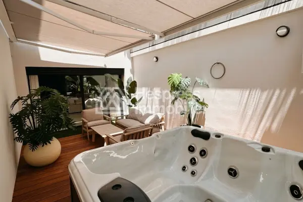 Duplex with a great terrace, jacuzzi, fitness room, and padel tennis court.