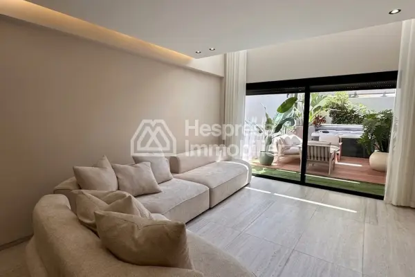 Duplex with a great terrace, jacuzzi, fitness room, and padel tennis court.