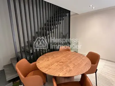 شقة دوبلكس مع تراس رائع، وجاكوزي، وغرفة لياقة بدنية، وملعب بادل تنس.