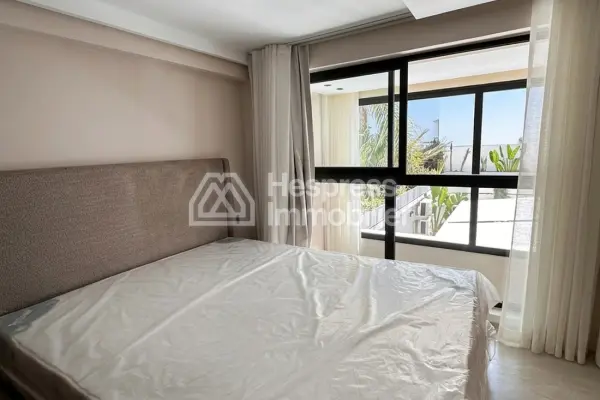 Duplex with a great terrace, jacuzzi, fitness room, and padel tennis court.
