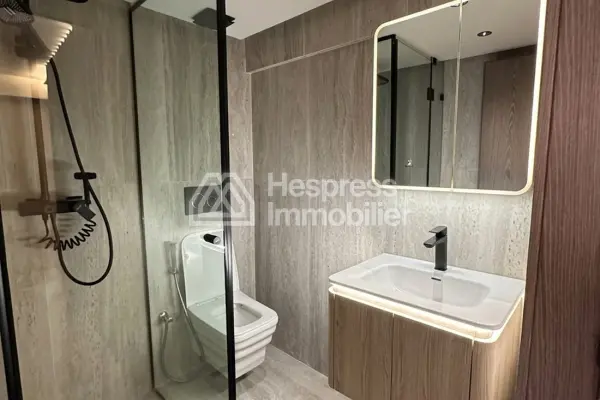 Duplex with a great terrace, jacuzzi, fitness room, and padel tennis court.