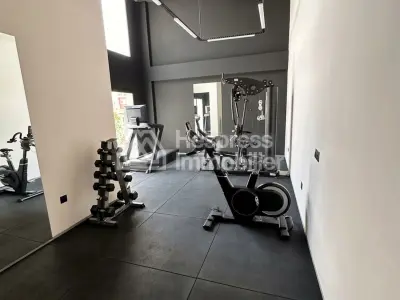 شقة دوبلكس مع تراس رائع، وجاكوزي، وغرفة لياقة بدنية، وملعب بادل تنس.