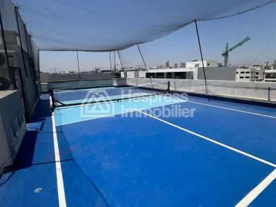 شقة دوبلكس مع تراس رائع، وجاكوزي، وغرفة لياقة بدنية، وملعب بادل تنس.