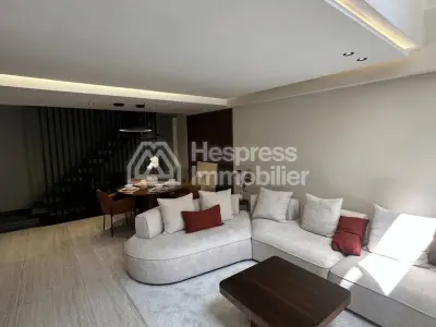 شقة دوبلكس مع تراس رائع، وجاكوزي، وغرفة لياقة بدنية، وملعب بادل تنس.