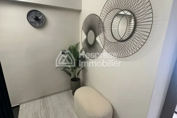 Duplex with a great terrace, jacuzzi, fitness room, and padel tennis court.