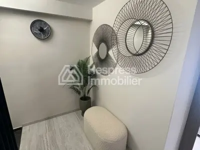 شقة دوبلكس مع تراس رائع، وجاكوزي، وغرفة لياقة بدنية، وملعب بادل تنس.