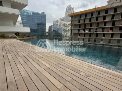 شقة بنتهاوس للإيجار الدار البيضاء المالية . ثلاث غرف نوم مريحة. خدمة الاستقبال والإرشاد وتكييف الهواء.