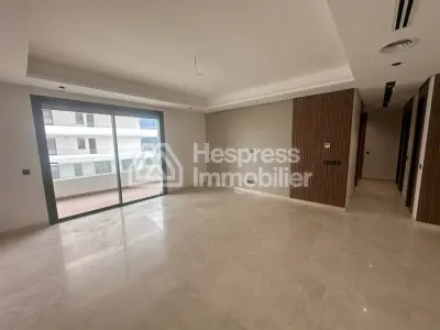 شقة بنتهاوس للإيجار الدار البيضاء المالية . ثلاث غرف نوم مريحة. خدمة الاستقبال والإرشاد وتكييف الهواء.