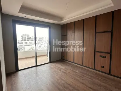 شقة بنتهاوس للإيجار الدار البيضاء المالية . ثلاث غرف نوم مريحة. خدمة الاستقبال والإرشاد وتكييف الهواء.