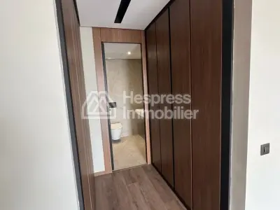 شقة بنتهاوس للإيجار الدار البيضاء المالية . ثلاث غرف نوم مريحة. خدمة الاستقبال والإرشاد وتكييف الهواء.