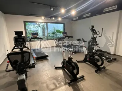 شقة بنتهاوس للإيجار الدار البيضاء المالية . ثلاث غرف نوم مريحة. خدمة الاستقبال والإرشاد وتكييف الهواء.
