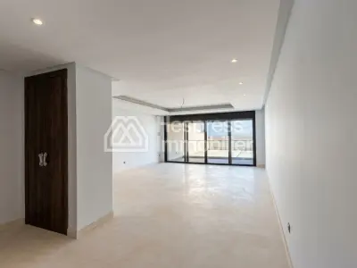 استأجر هذه الشقة في عين الذئاب . شقة مريحة بثلاث غرف. خدمة الاستقبال والإرشاد وتكييف الهواء.