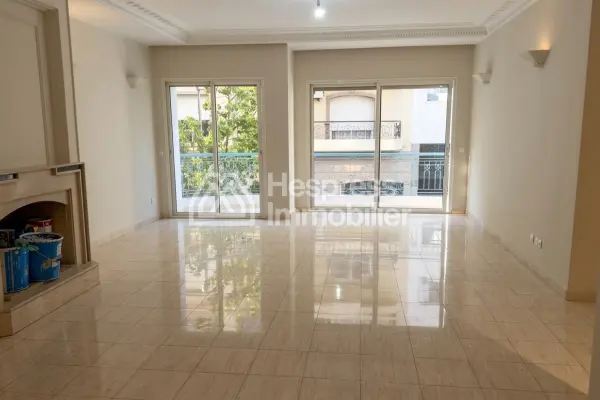 Beautiful apartment for sale in Racine . 3 large rooms. Security door and secure residence.