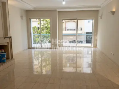 شقة جميلة للبيع في راسين . ثلاث غرف واسعة. باب أمان ومبنى سكني آمن.