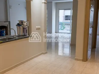 شقة جميلة للبيع في راسين . ثلاث غرف واسعة. باب أمان ومبنى سكني آمن.