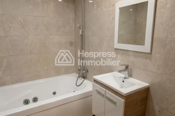 Beautiful apartment for sale in Racine . 3 large rooms. Security door and secure residence.