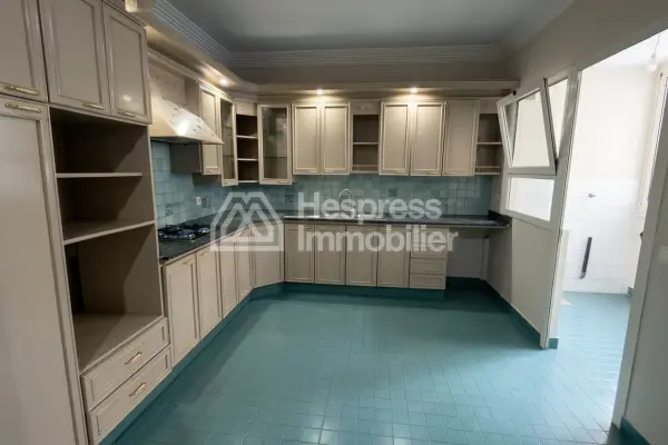 Beautiful apartment for sale in Racine . 3 large rooms. Security door and secure residence.