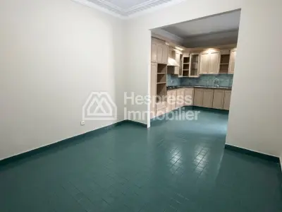 شقة جميلة للبيع في راسين . ثلاث غرف واسعة. باب أمان ومبنى سكني آمن.