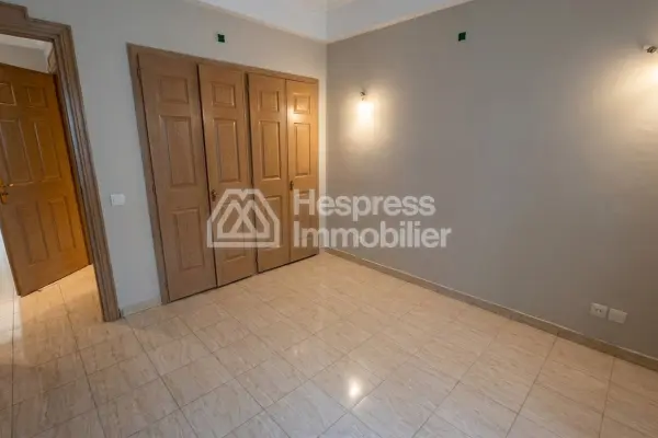 Beautiful apartment for sale in Racine . 3 large rooms. Security door and secure residence.