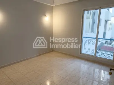 شقة جميلة للبيع في راسين . ثلاث غرف واسعة. باب أمان ومبنى سكني آمن.