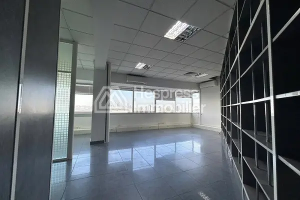 Office space for rent at Racine . Total area 180 m². Security door and double glazing.