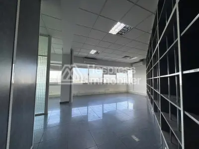 Office space for rent at Racine . Total area 180 m². Security door and double glazing.