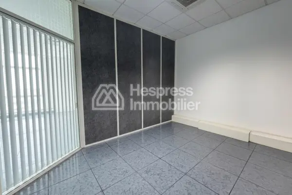 Office space for rent at Racine . Total area 180 m². Security door and double glazing.