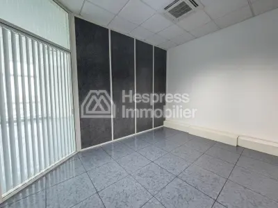 Office space for rent at Racine . Total area 180 m². Security door and double glazing.