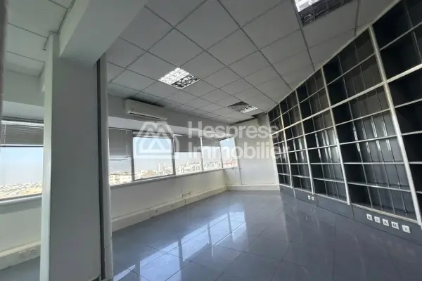 Office space for rent at Racine . Total area 180 m². Security door and double glazing.