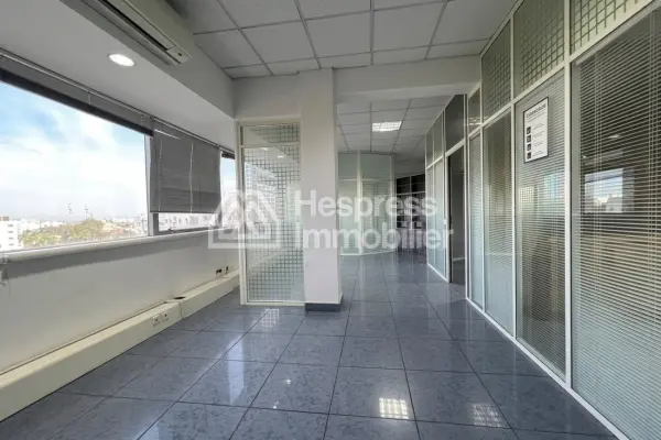 Office space for rent at Racine . Total area 180 m². Security door and double glazing.
