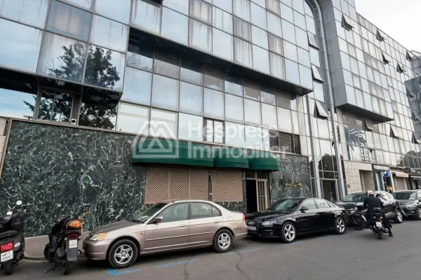Office space for rent at Racine . Total area 180 m². Security door and double glazing.