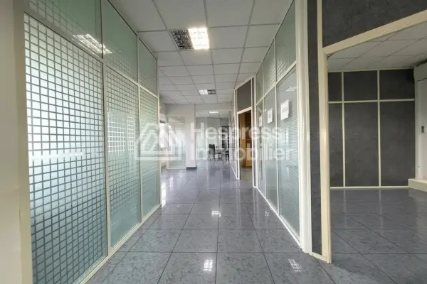 Office space for rent at Racine . Total area 180 m². Security door and double glazing.