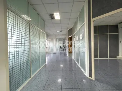 Office space for rent at Racine . Total area 180 m². Security door and double glazing.