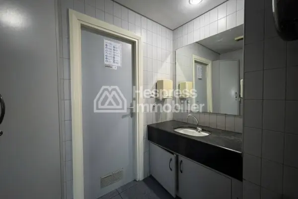 Office space for rent at Racine . Total area 180 m². Security door and double glazing.