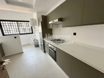 شقة للإيجار في منطقة عين الذئاب Extension، ثلاث غرف نوم. مفروشة بالكامل.