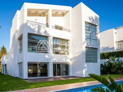 Spacieuse villa avec piscine