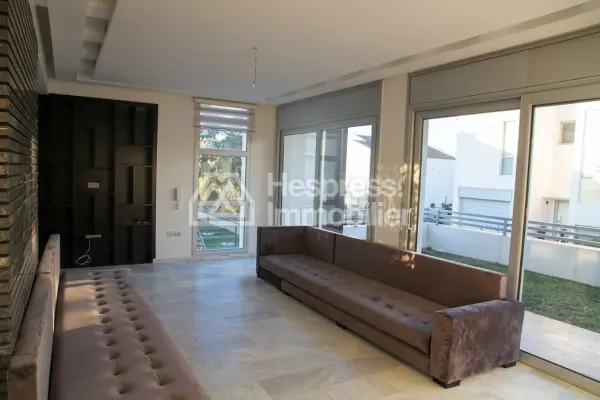 Spacieuse villa avec piscine