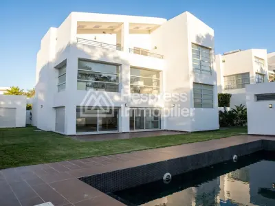 Spacieuse villa avec piscine