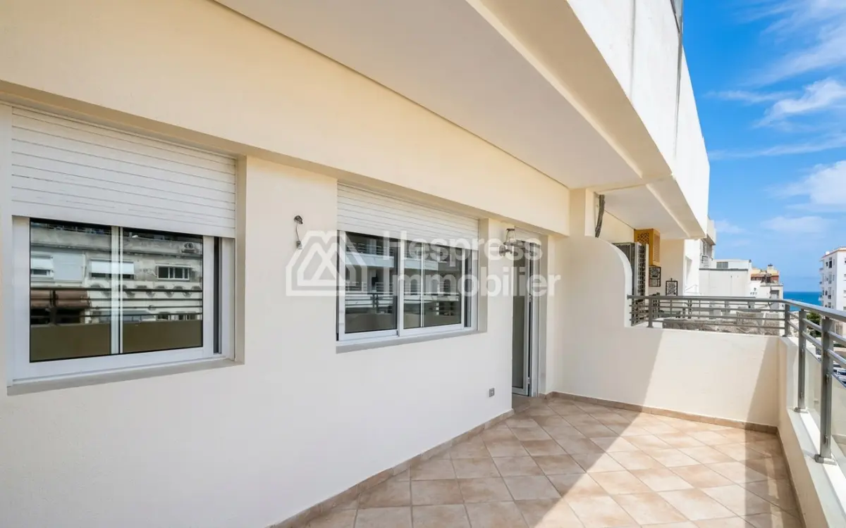 Appartement vide avec terrasse à louer