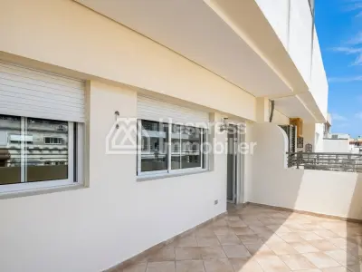 Appartement vide avec terrasse à louer