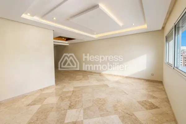 Appartement vide avec terrasse à louer