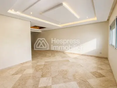 Appartement vide avec terrasse à louer