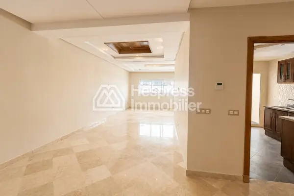Appartement vide avec terrasse à louer