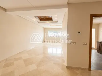 Appartement vide avec terrasse à louer