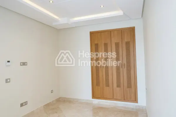 Appartement vide avec terrasse à louer