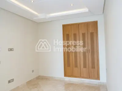 Appartement vide avec terrasse à louer