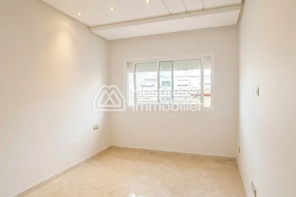 Appartement vide avec terrasse à louer