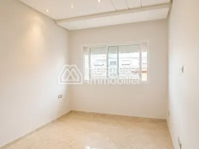 Appartement vide avec terrasse à louer